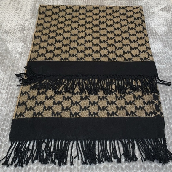 Michael Kors Shawl/Wrap Signature Color. - Picture 3 of 6